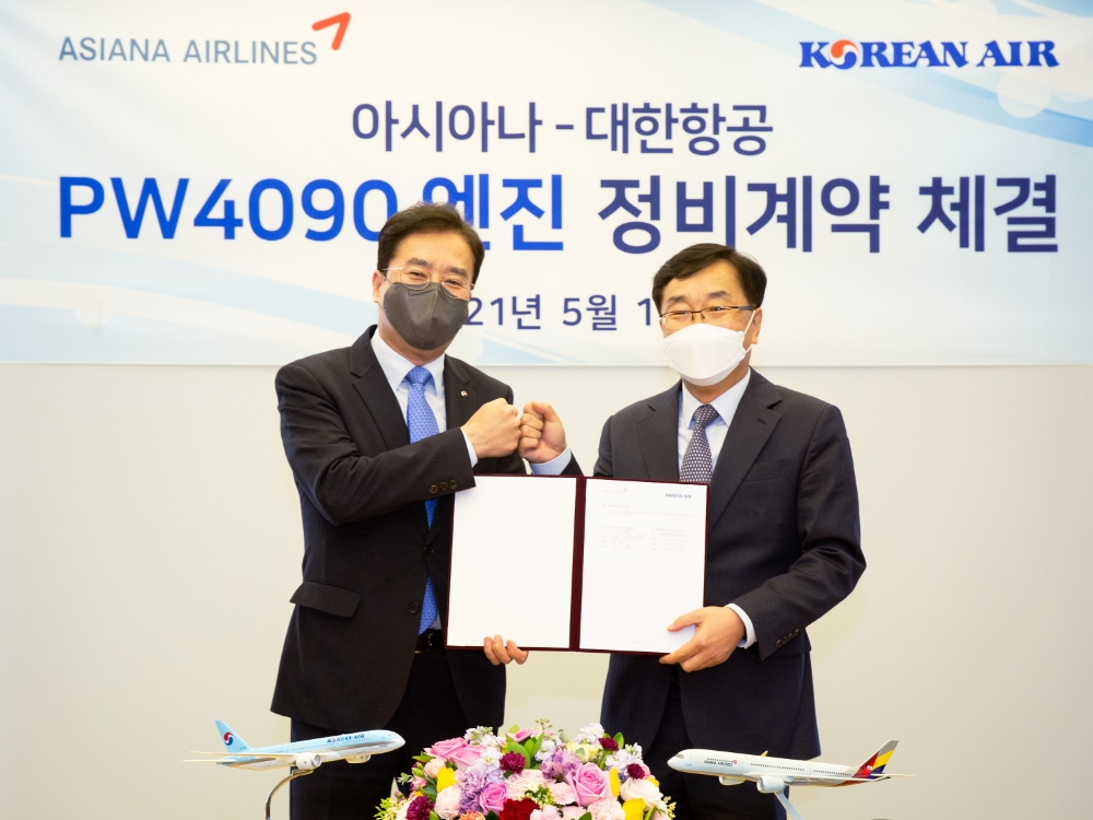 이수근 대한항공 operation 부문 부사장(왼쪽)과 진종섭 아시아나항공 전략기획본부장(오른쪽)이 기념 사진을 촬영하고 있는 모습.(사진=대한항공)