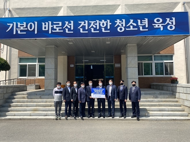 대구지검과 법사랑위원들이 13일 대구소년원에 장학금 200만 원을 기탁하고 기념촬영. (사진제공=대구소년원)