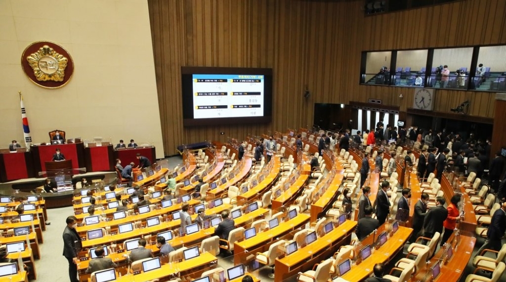 단독 표결에 항의하며 퇴장하는 국민의힘(사진=연합뉴스)