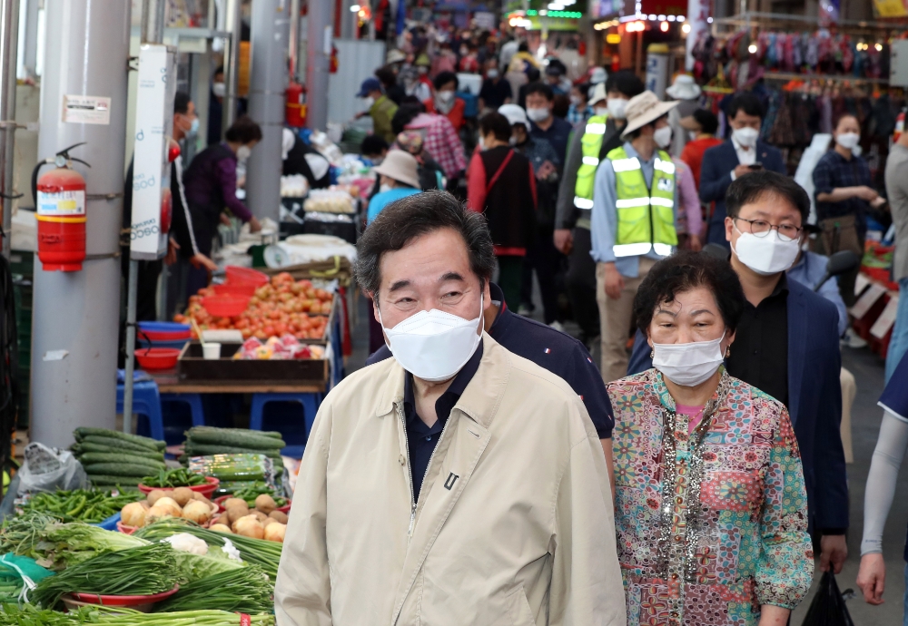 지난 14일 광주 북구 말바우시장을 찾은 더불어민주당 이낙연 전 대표.(사진=연합뉴스)