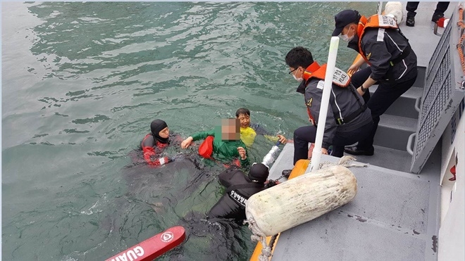 해경이 입수해 익수자를 구조하고 있다.(사진제공=부산해양경찰서)