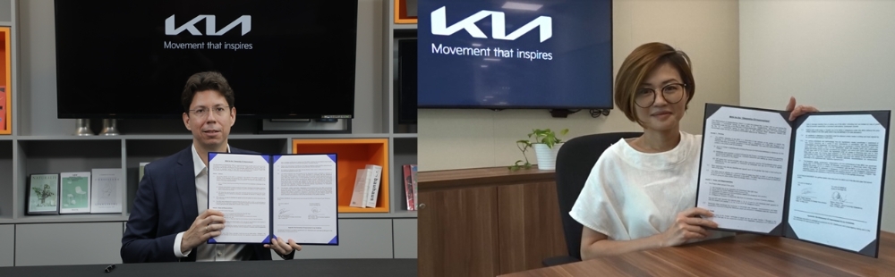 기아와 싱가포르 기아 대리점 '사이클 앤 캐리지(Cycle & Carriage, 오른쪽)'가 '통합 차량 관제 플랫폼 구축 MOU'를 체결한 뒤 기념촬영을 하고 있는 모습.(사진=기아)