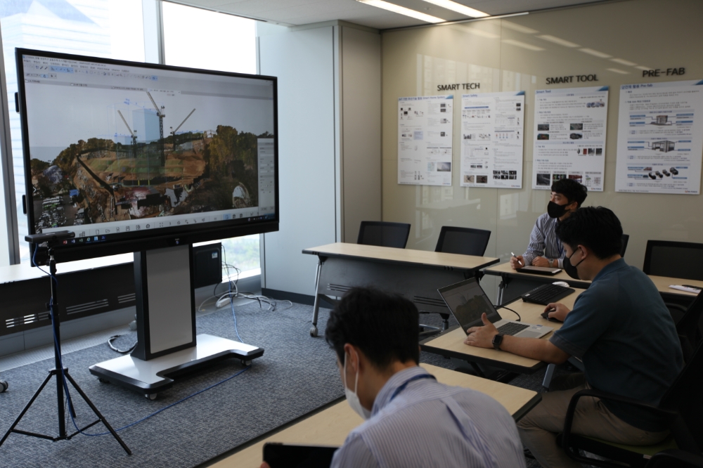 포스코건설이 디지털시공관리 플랫폼을 활용해 현장의 공사현황과 설계도면을 비교하면서 장비 동선 및 설치에 간섭사항이 없는지 사전 검토하고 있다.(사진=포스코건설)