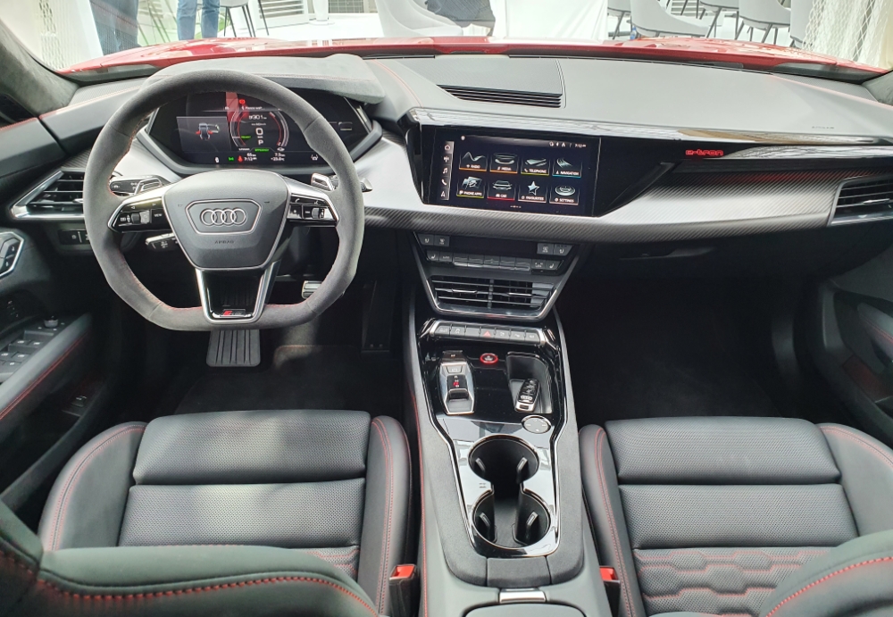 아우디 RS e-트론 GT 뒷좌석에서 바라본 실내 모습.(사진=최영록 기자)