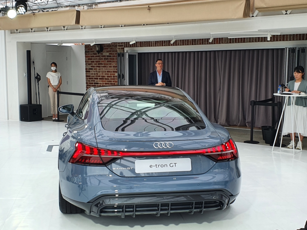 아우디 제프 매너링 사장과 아우디 e-트론 GT.(사진=최영록 기자)