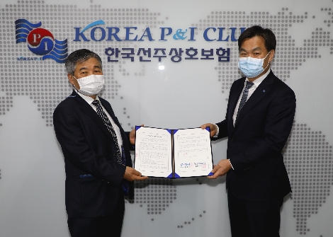 수협은행은 20일 서울 영등포구 한국선주상호보험조합 본사에서 한국선주상호보험조합과 ‘주거래은행 업무협약’을 체결했다. 협약식에 참여한 김진균 수협은행장(오른쪽)과 박영안 한국선주상호보험조합 회장이 기념촬영을 하는 모습. 사진=Sh수협은행