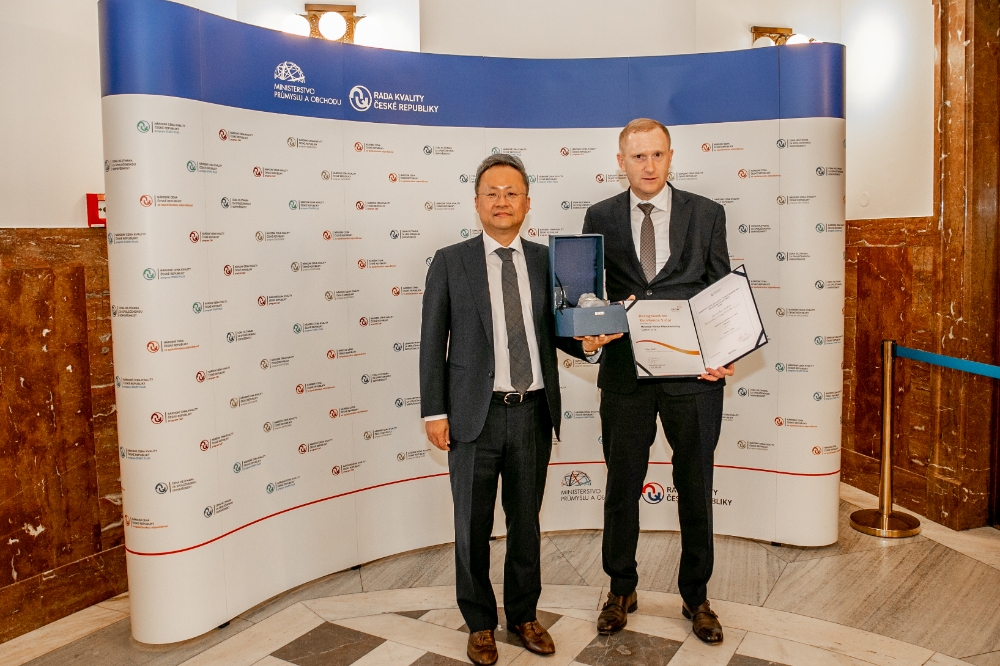 (왼쪽부터) 백철승 현대차 체코생산법인장, 마틴 클리츠닉(Martin Klicnik) 체코생산법인 품질부실장.(사진=현대자동차)