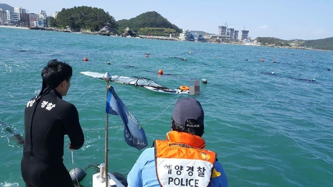 25일 관내 순찰중이던 해경이 윈드서핑객을 구조하고 있다.(사진제공=부산해양경찰서)