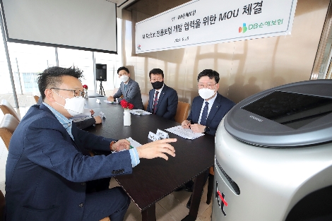 KT AI Robot사업단 이상호 단장(왼쪽)과 DB손해보험 류석 상무(오른쪽)를 비롯한 관계자들이 AI 서비스 로봇 전용 보험에 대해 논의하고 있다. 사진=KT