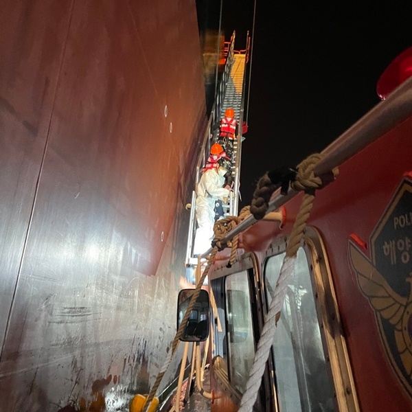 울산해경이_울산항 E-묘박지 외국인 응급환자를 긴급 이송하고 있다.(사진제공=울산해양경찰서)