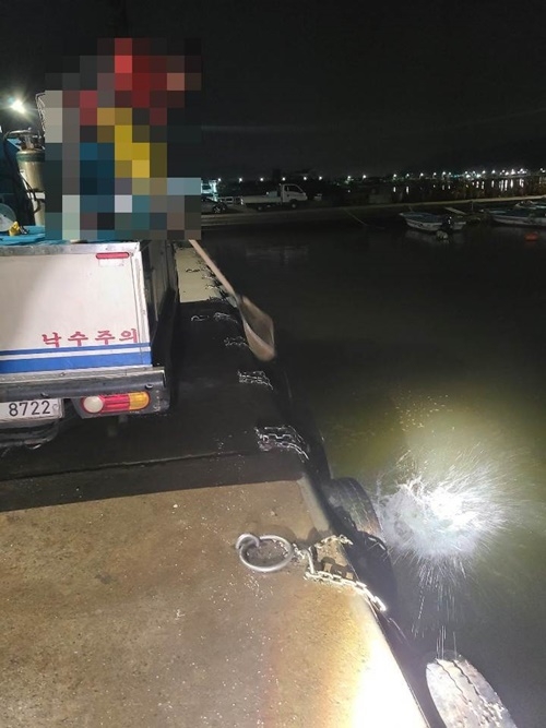 불법포획한 전어를 현장에서 방류조치 하고 있다.(사진제공=부산해양경찰서)