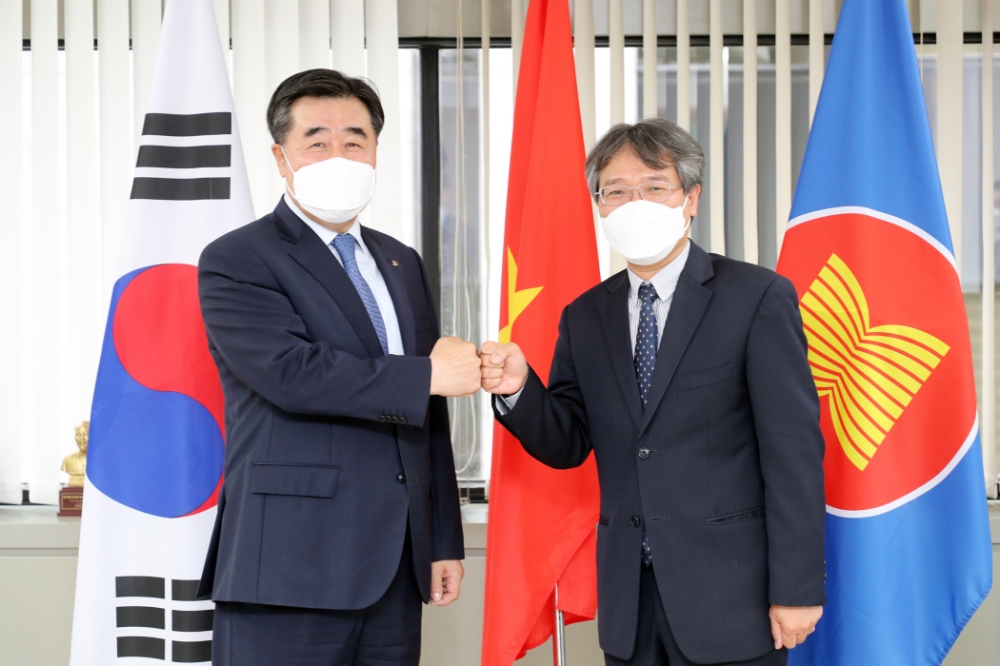 김형 대우건설사장(왼쪽)과 응우옌 부 뚱 주한베트남대사(오른쪽)이 서로 주먹을 맞대고 있다.(사진=대우건설)