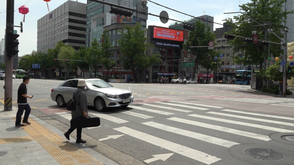 교차로 우회전 시 보행자 횡단 미양보 사례.(사진=한국교통안전공단)
