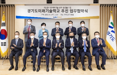 왼쪽부터 오승택 에이모 대표이사, 제윤경 경기도일자리재단 대표이사, 유승경 경기도 경제과학진흥원 원장, 김태창 네이버클라우드 사업총괄 전무, 유태준 마인즈랩 대표이사. 사진=KT