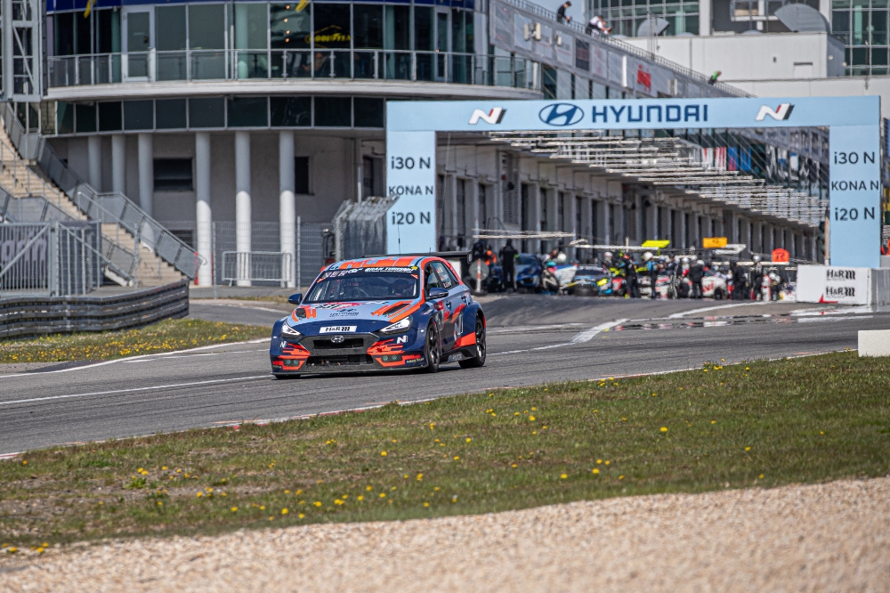 지난 5월 8~9일 열린 뉘르부르크링 예선 레이스(Qualifying Race)에서 주행중인 i30 N TCR의 모습.(사진=현대자동차)