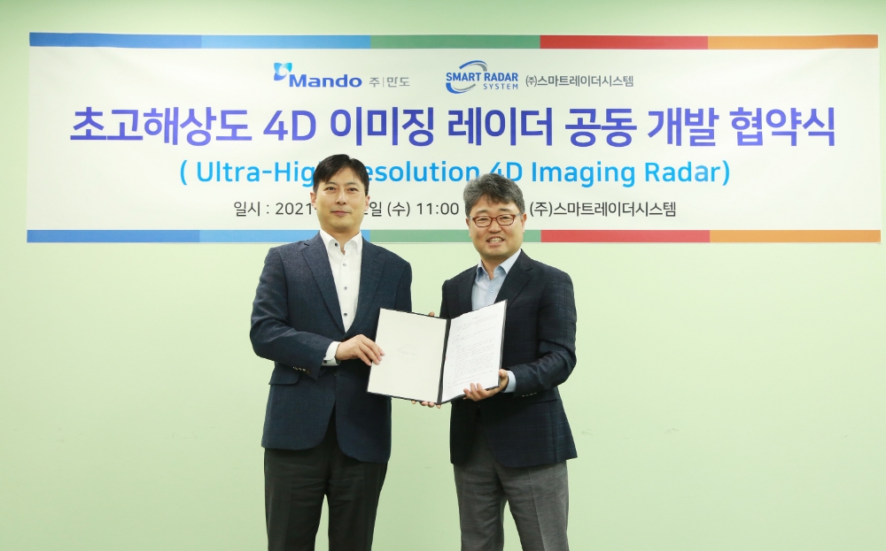 만도 ADAS BU R&D 강형진 센터장(왼쪽)과 SRS 김용환 대표(오른쪽)가 판교 SRS에서 공동 개발 협약 체결 후 기념 촬영을 하고 있다.(사진=만도)