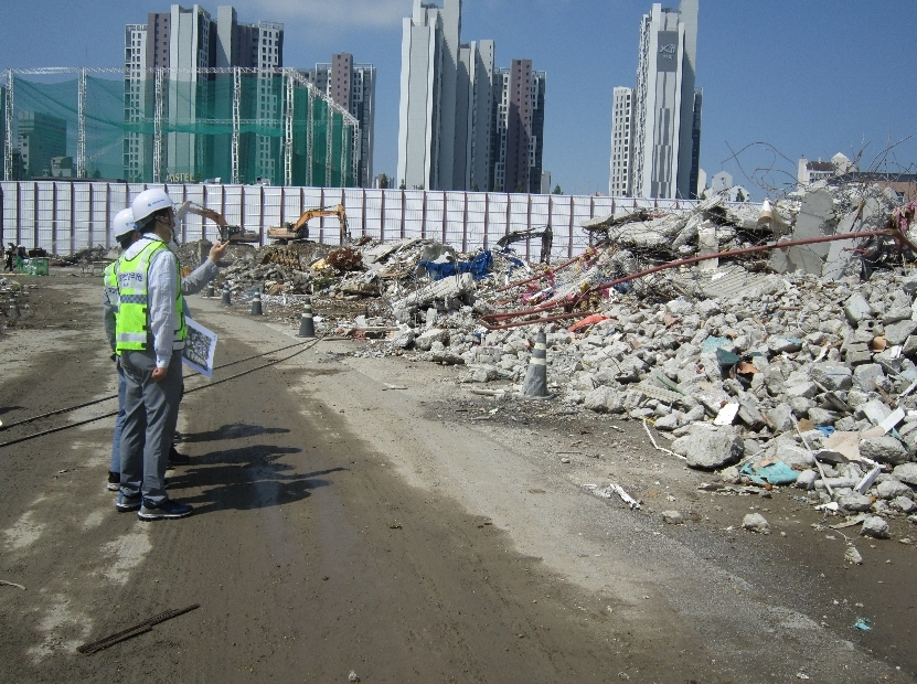 국토안전관리원, 강부순 부원장 서울 서초구 해체공사 현장 안전실태 점검 전경.(사진=국토안전관리원)