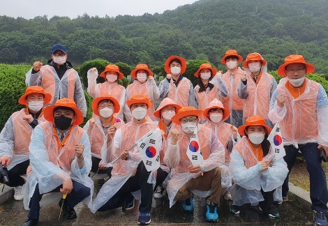 신협중앙회 봉사단이 지난 3일 대전 현충원을 방문해 ‘보훈의 달 기념 묘역정비 봉사활동’을 진행했다. 사진=신협중앙회