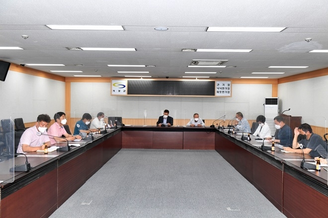 기장군이장단협의회 및 기장군주민자치협의회 대표들은 6월 7일 오전 10시 기장군청 3층 브리핑룸에서 장안읍 명례리 폐기물 매립장 설치 반대 대책회의를 갖고 있다.(사진제공=부산 기장군)