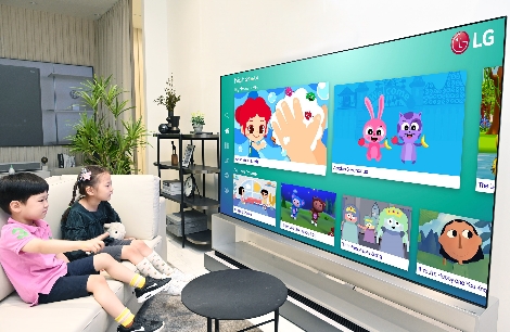 어린이들이 LG 올레드 TV로 교육 동영상을 시청하고 있다. 사진=LG전자