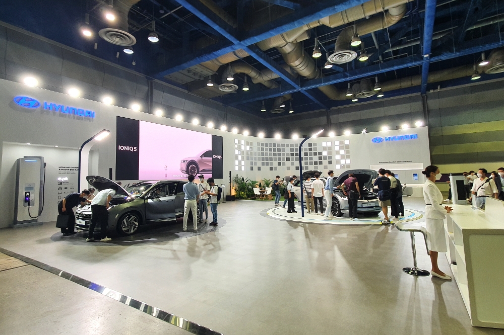 현대차는 9일 서울 강남구 코엑스에서 개막한 ‘xEV 트렌드 코리아 2021(xEV TREND KOREA 2021)’에 참가해 ‘아이오닉5’의 전시 및 시승 프로그램을 운영하고, 초고속 충전 시스템 E-pit과 수소전기차 넥쏘 등을 선보였다.(사진=최영록 기자)