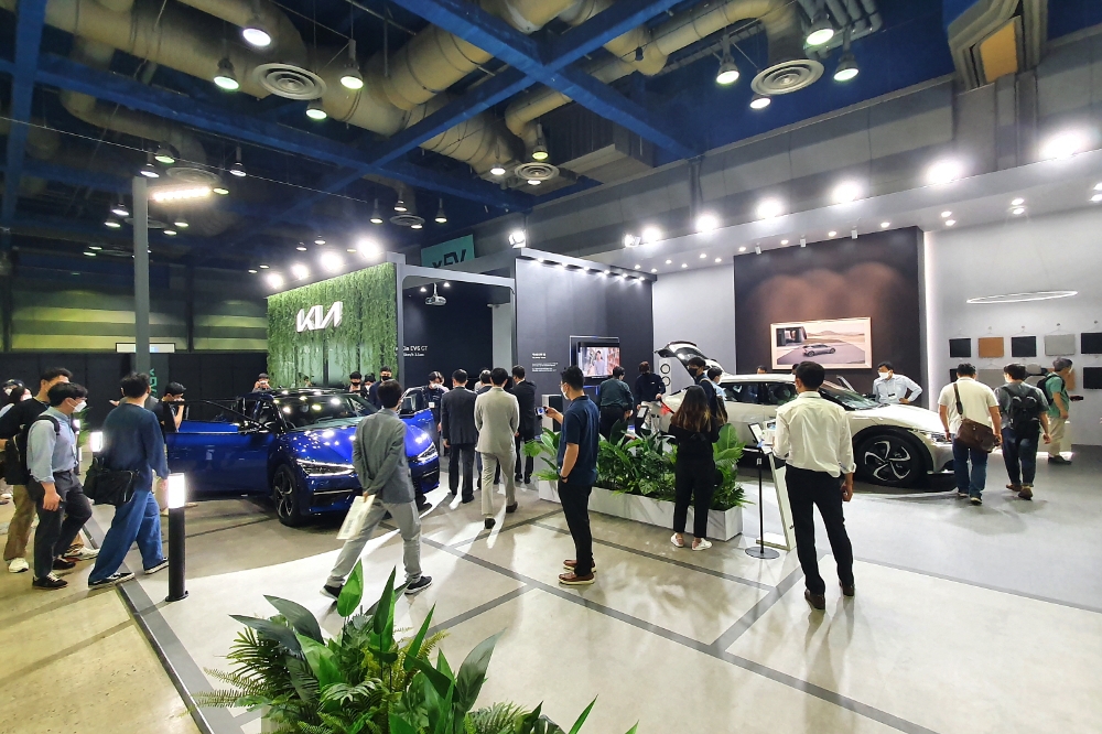 기아는 9일 서울 강남구 코엑스에서 개막한 ‘xEV 트렌드 코리아 2021(xEV TREND KOREA 2021)’에 참가해 기아 브랜드 최초 전기차인 ‘EV6(스탠다드, GT-Line, GT 등 3종)’를 일반인들에게 첫 공개하고, EV6의 다양한 기능을 직접 체험해 볼 수 있는 공간을 마련했다. 사진은 기아 부스 전경.(사진=최영록 기자)