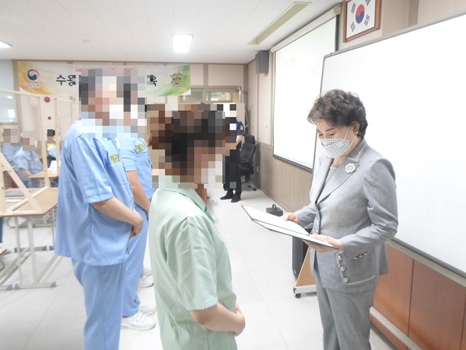 (사)부패방지국민운동여성총연합회 윤영자 회장이 6월 11일 비대면 수용자 청렴인성교육 우수자 4명에게 시상을 하고 있다.(사진제공=부산구치소)