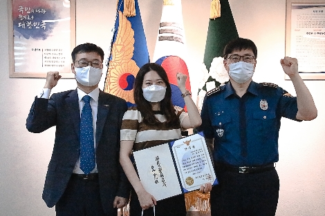 안산단원경찰서장으로부터 감사장을 받은 안산지점 성솔아 대리. 사진=페퍼저축은행