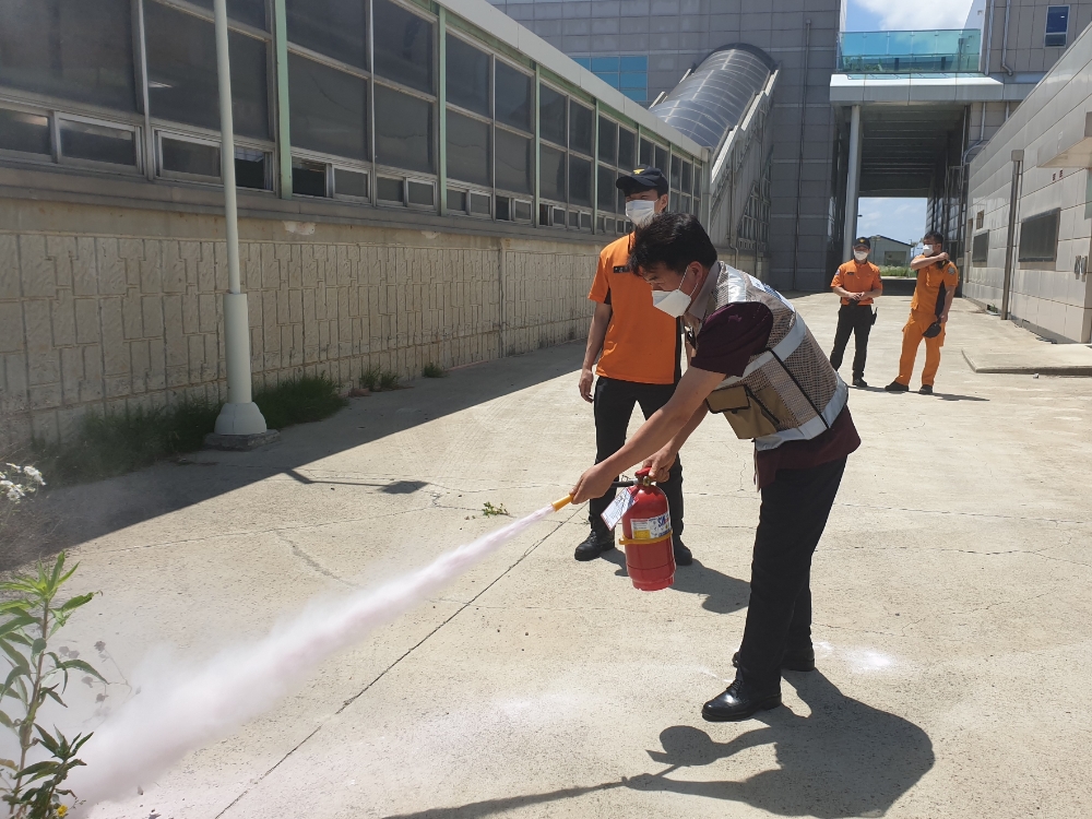 SRT 지제역 직원들이 16일 평택소방서 비전119안전센터와 화재대비 비상대응훈련으로 소화기 사용 교육을 받고 있다.(사진=SR)