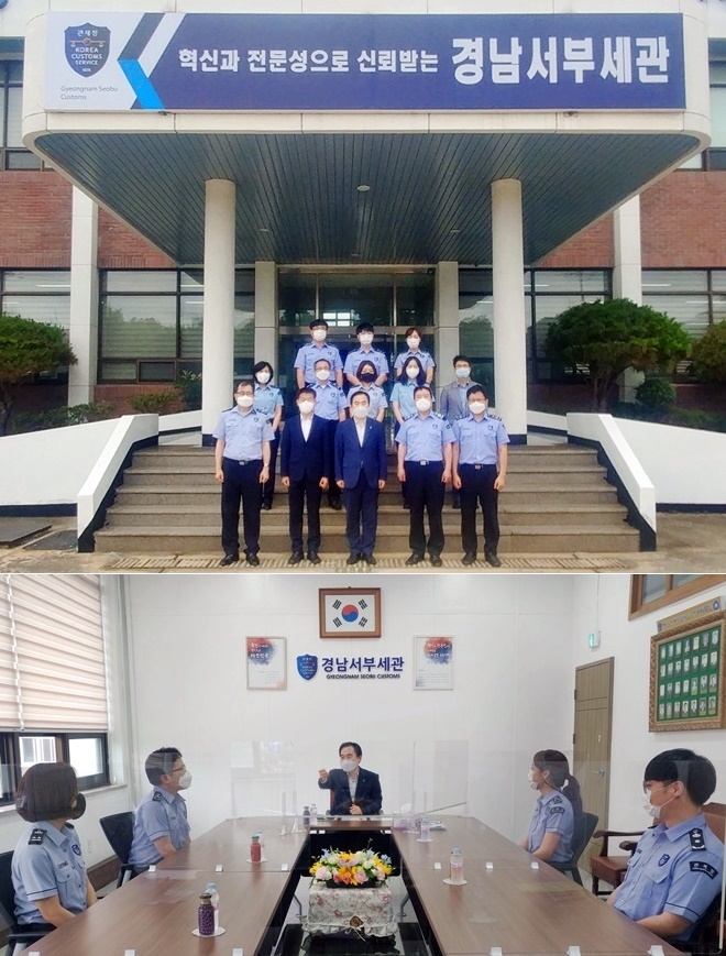 김재일 부산본부세관장(앞줄 왼쪽 세번째)이 경남서부세관 직원들과 기념촬영./김재일부산본부세관장이 직원들과 대화를 나누고 있다.(사진제공=부산본부세관)