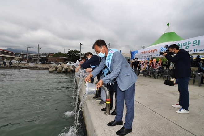 6월 17일 부산 기장군 일광면 동백방파제 일원에서 개최한 ‘2021년 수산종자 방류행사’.(사진제공=부산 기장군)