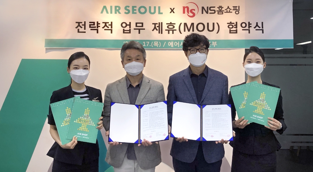 김웅 에어서울 운항본부장(왼쪽에서 두번째)과 김용만 NS홈쇼핑 SB사업본부장(오른쪽 에서 두번째), 에어서울 캐빈승무원들이 양사의 업무 제휴 협약식에서 기념사진 촬영을 하고 있다.(사진=에어서울)