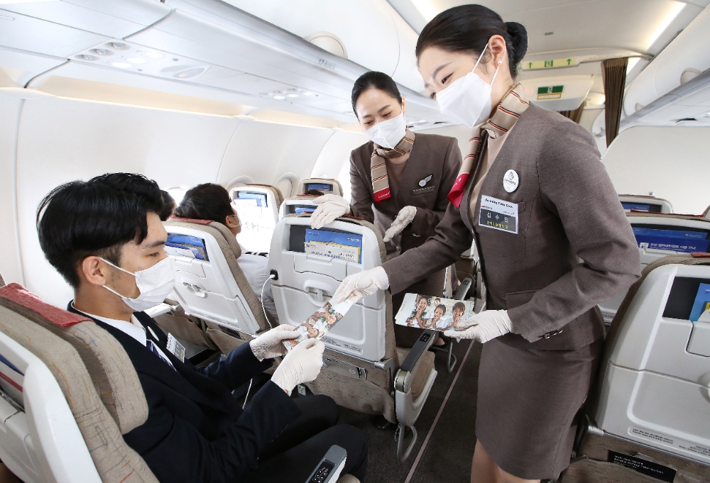 아시아나항공 대학생 승무원 체험 비행에 참여한 학생이 항공기 기내에서 UNICEF 모금 안내 실습을 하고 있다..(사진=아시아나항공)