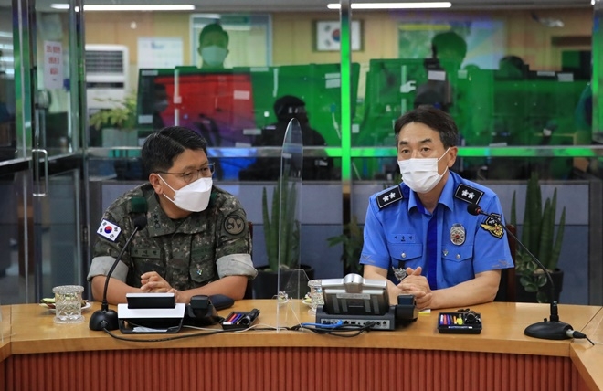서승진 남해해경청장(우)과 권대원 육군제39보병사단장(좌)이 22일 남해해경청 상황실에서 업무협조 방안을 논의하고 있다.(사진제공=남해지방해양경찰청)