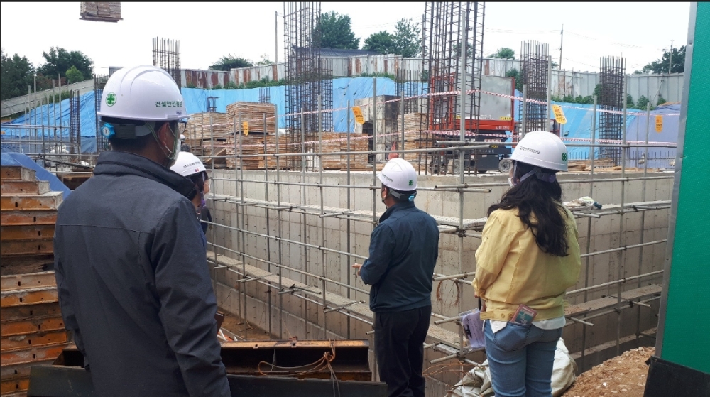 국토안전관리원 수도권지사(지사장 김기영)는 22일 경기도 파주시 관내 중소 규모 건설현장에 대한 안전점검과 안전컨설팅을 실시했다. (사진=국토안전관리원)