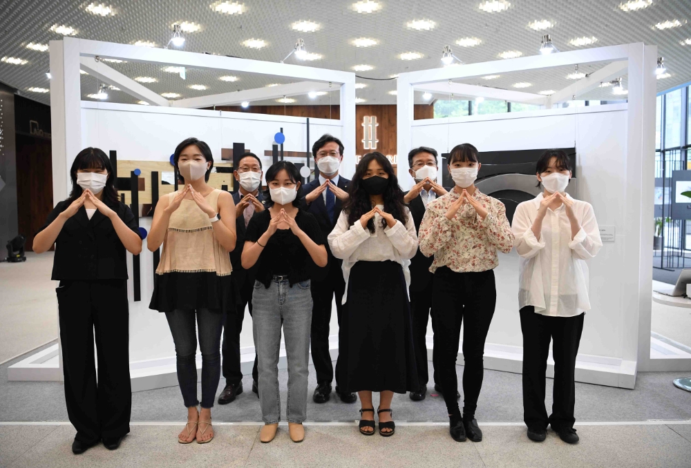 제2회 스틸아트 공모전을 실시하고 수상자들과 함께 기념사진을 촬영하고 있다.(사진=포스코건설)