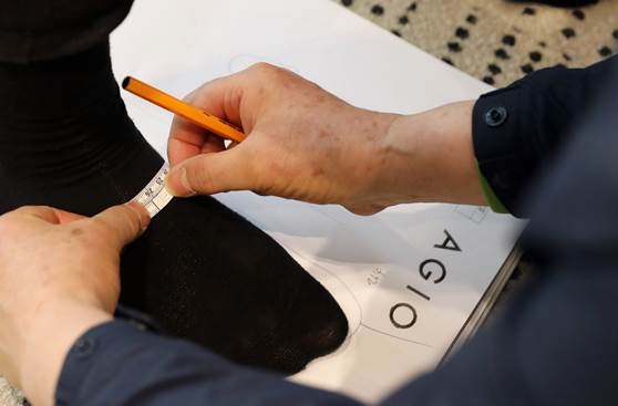 아지오 수제화 발 실측 중.(사진제공=율촌)