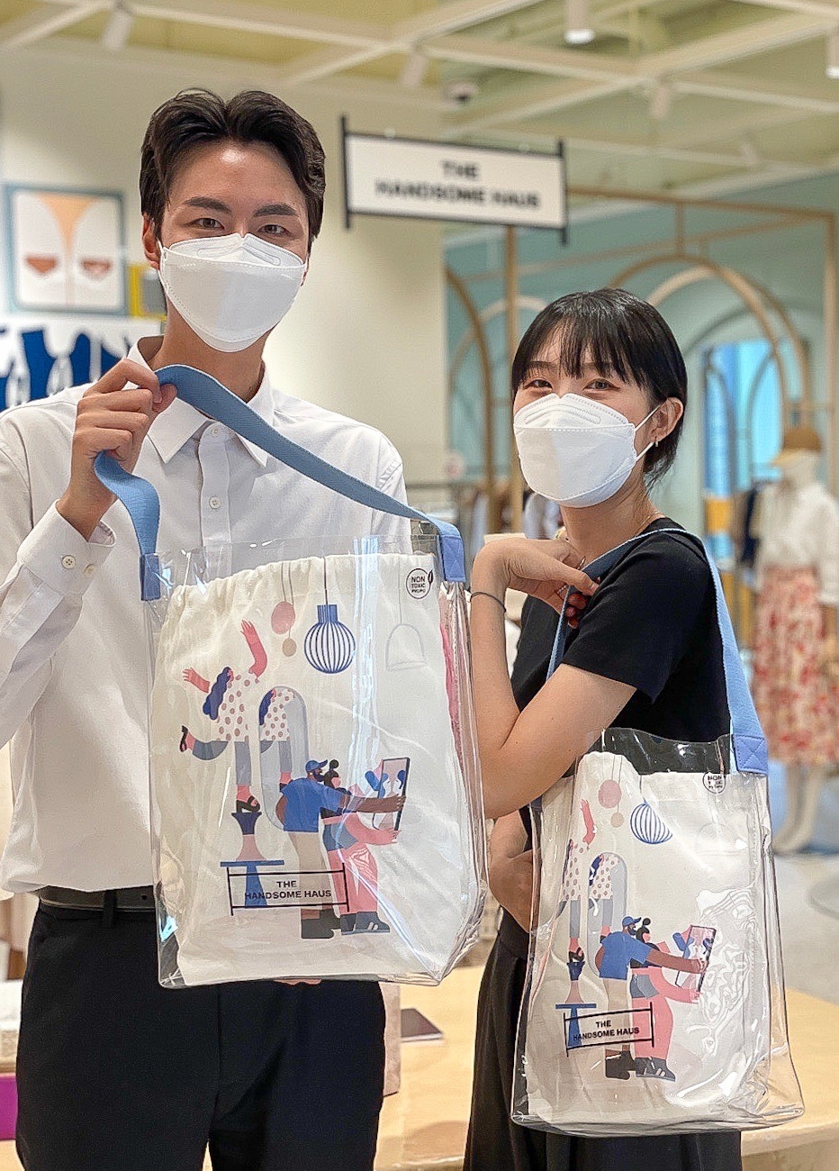 한섬, '더한섬하우스 부산점' 오픈 기념 '아트 콜라보 비치백' 증정 이벤트 진행