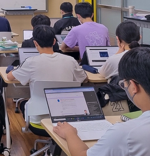 학생들이 B-MOOC를 활용해 시험을 준비하는 모습.(사진제공=부산교육청)