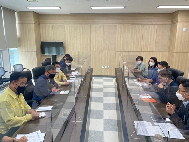 기장군수는 6월 30일 오전 10시 30분 영화진흥위원회(이하 ‘영진위’)를 방문해 영진위 김영진 위원장과 면담을 가지고, 기장군 장안읍에 건립될 부산촬영소(가칭)의 연내 착공을 촉구하고 있다.(사진제공=부산 기장군)