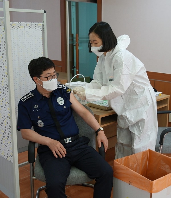 최철경 울산구치소장이 구치소 내 백신접종실에서 코로나19 예방을 위해 화이자 백신을 2차로 접종하고 있다.(사진제공=울산구치소)