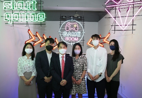 엔씨소프트 윤송이 최고전략책임자(CSO, 사장)와 KAIST 이광형 총장이 전시회 참여 작가들과 기념촬영을 하고 있다. 사진=엔씨소프트