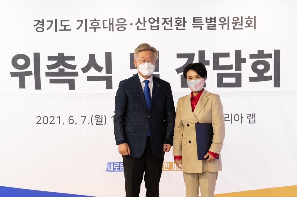 지난달 7일 오후 성남시 분당구 경기콘텐츠코리아 랩 별똥별에서 열린 '경기도 기후대응·산업전환 특별위원회' 위촉식 후 이재명 경기지사와 공동위원장에 호선된 강금실 전 법무부 장관(지구와사람 이사장)이 기념 촬영을 하고 있다. (사진=연합뉴스)