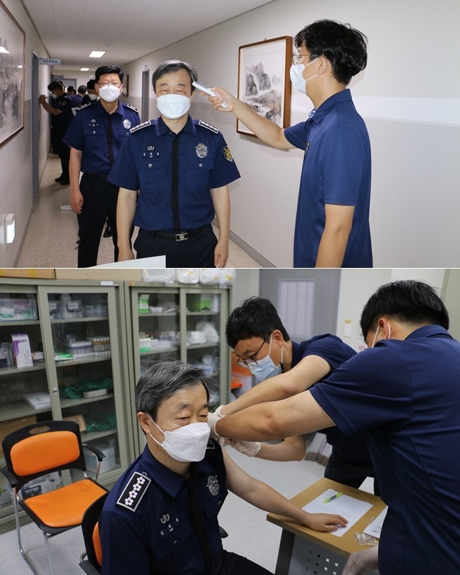 김학봉 소장이 화이자백신으로 2차 접종하고 있다.(사진제공=정읍교도소)