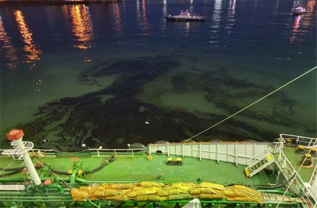 A호(컨테이너선) 기름유출사고 (21.4.13.).(사진제공=부산해양경찰서)