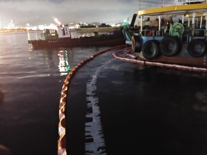 부산해경에서 봉래동 물양장 인근 해상 긴급 방제를 하고 있다.(사진제공=부산해양경찰서)