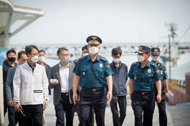 이규문 부산경찰청장이 16일 취임 후 첫 현장점검에 나서고 있다.(사진제공=부산경찰청)
