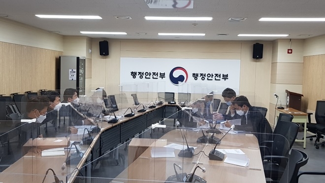 지난 5월 10일 행안부 재정정책과 면담에서 2022년도 지자체 예산편성 운영기준 제도개선을 요구하고 있다. (사진제공=전국시군구공무원노동조합연맹)