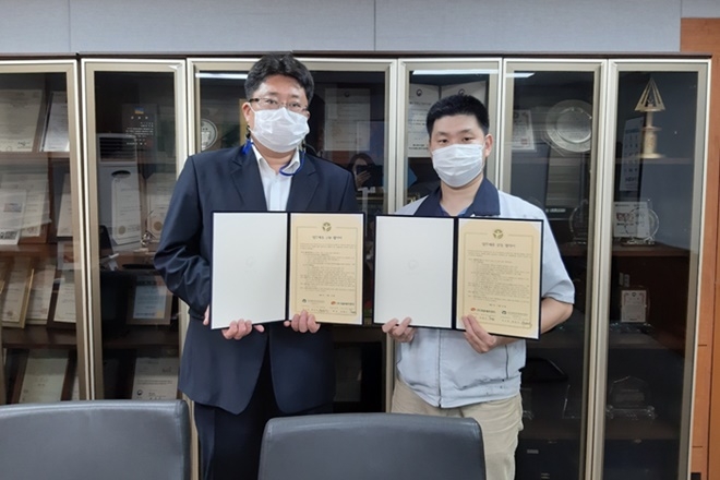 7월 21일 대광F&G와 법무보호대상자 취업지원을 위한 업무협약서를 내보이며 기념촬영.(사진제공=한국법무보호복지공단 서울북부지소)