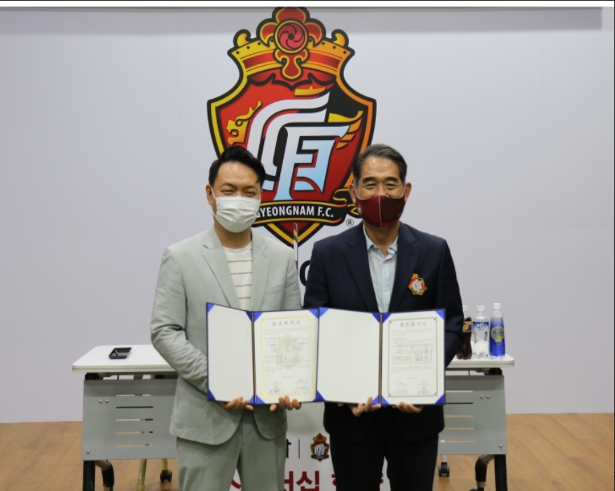 왼쪽부터 ㈜일화 나상훈 식품사업본부장, FC경남 박진관 대표이사. (사진=일화)